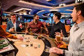 Live blackjack table on sorongtoto slot displayed alongside esports in split view
